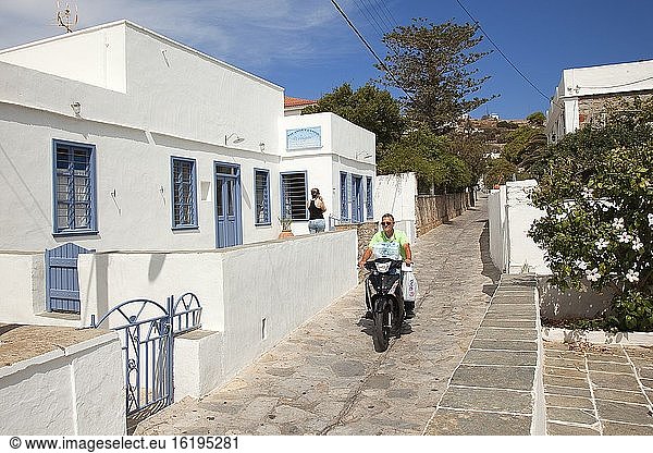 Motorradfahrer vor den traditionellen Kykladenhäusern im Dorf Artemonas  Insel Sifnos  Kykladen  Griechische Inseln  Griechenland  Europa.