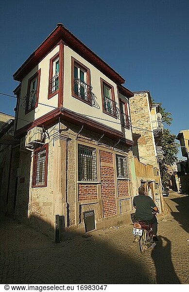Motorradfahrer vor traditionellen Häusern im historischen Zentrum der alten äolischen Hafenstadt Kydonies  der heutigen Stadt Ayvalik  Balikesir  Ägäisregion  Türkei  Europa.