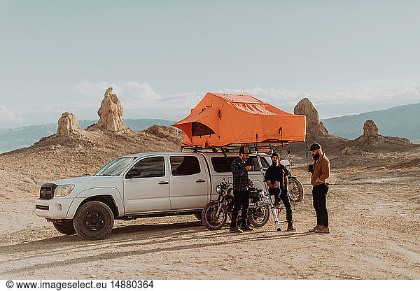 Motorradfreunde machen Pause neben Geländewagen  Trona Pinnacles  Kalifornien  USA