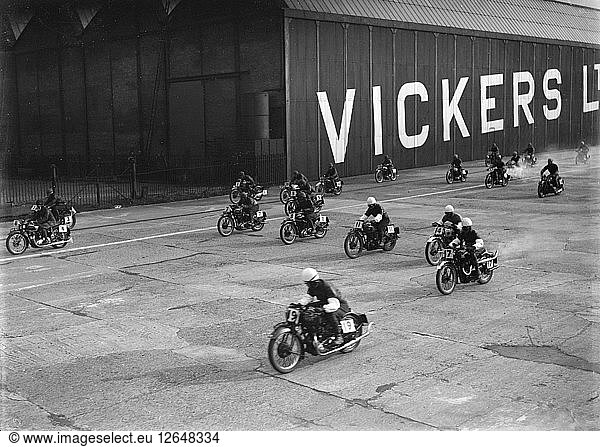 Motorradrennen bei der MCC-Mitgliederversammlung  Brooklands  10. September 1938. Künstler: Bill Brunell.