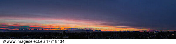 Mount Baker in der Ferne entlang des dunklen Horizonts und des leuchtenden Himmels bei Sonnenuntergang  von Surrey  BC aus gesehen; Surrey  British Columbia  Kanada