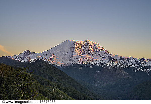 Mount Rainier bei Sonnenuntergang mit Alpenglühen