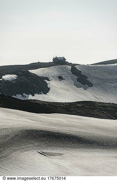 Mountain hut Fimmvörðuskáli  Barren hilly volcanic landscape of snow and lava sand  hiking trail Fimmvörðuháls  Þórsmörk Nature Reserve  Suðurland  Iceland  Europe