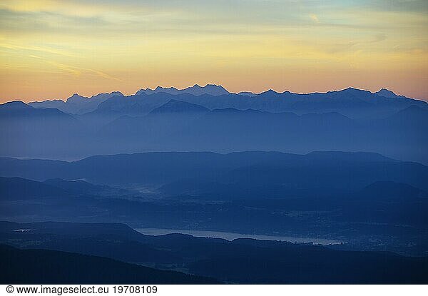 Mountain silhouette  mountains at dawn with a view of the Klagenfurt basin with Lake Lake Wörth and Karawanken  Gerlitzen  Gerlitzen Alpe  Nockberge  Gurktaler Alps  Carinthia  Austria  Europe