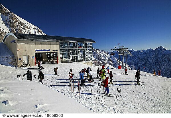 Mountain station and ski lift  Berg Sonnenklar  Zugspitzplatt  Zugspitze  Bavaria  Germany  ski slope  Europe