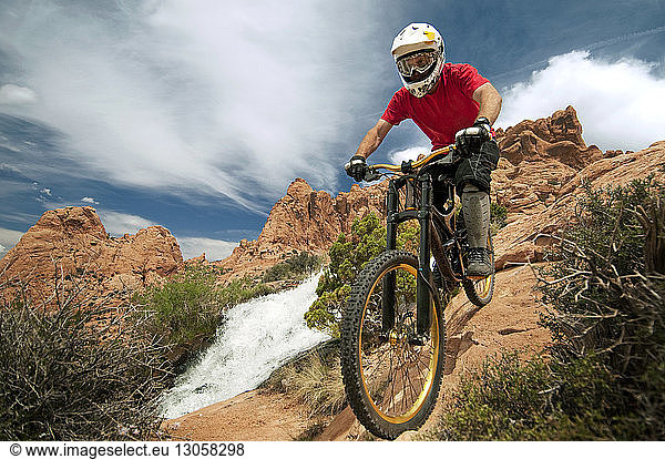 Mountainbike-Radfahren am Fluss