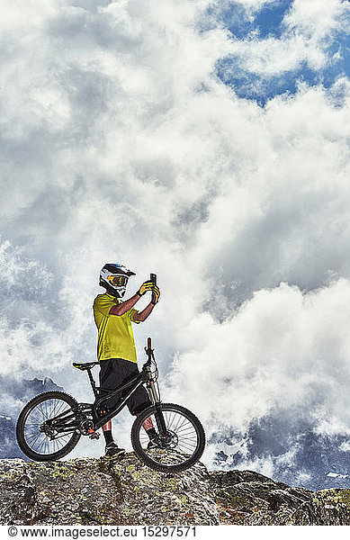 Mountainbiker beim Fotografieren  Saas-Fee  Wallis  Schweiz