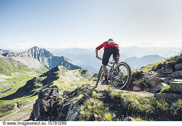 Mountainbiker unterwegs  Graubünden  Schweiz