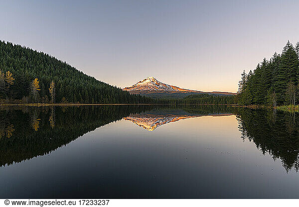 Mountt Hood reflected in Trillium Lake at sunset  Government Camp  Clackamas county  Oregon  United States of America  North America