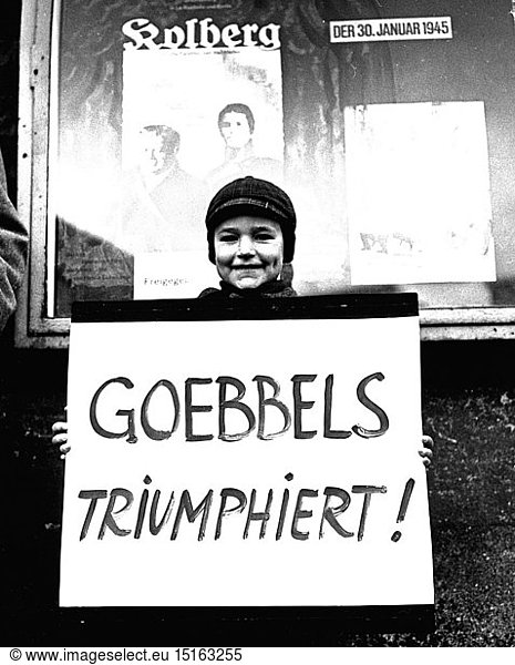 movie / cinema  'Goebbels triumphiert' (Goebbels triumphant)  little boy with protest placard against the restart of the National Socialist propaganda movie 'Kolberg'  November 1965