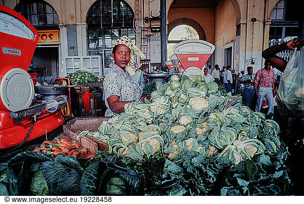 Mozambique  civil war: Two years after independence  the civil war between the Frente de Libertação de Moçambique (FRELIMO) and the Resistência Nacional Moçambicana (RENAMO) begins in 1977 with thousands of victims.
Here: stalls at the Red Star market in Beira. Woman at a stand with vegetables. Beira (Sofala Province)  1990.