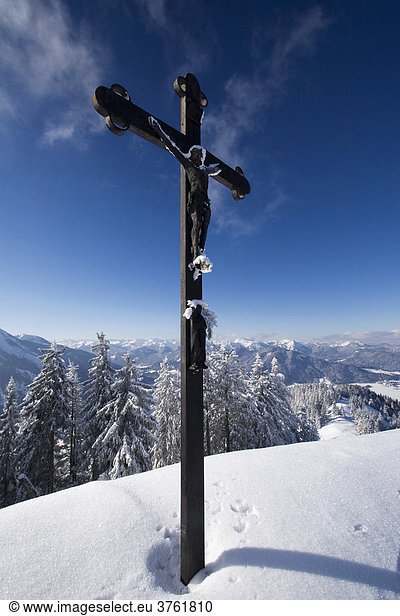 Mt. Baumgartenschneid summit cross in wintertime  Tegernsee Lake  Bavaria  Germany  Europe