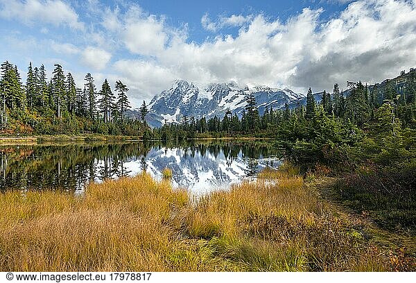 Mt. Shuksan Gletscher mit Schnee mit Spiegelung im Picture Lake  bewaldete Berglandschaft im Herbst  Mt. Baker-Snoqualmie National Forest  Washington  USA  Nordamerika