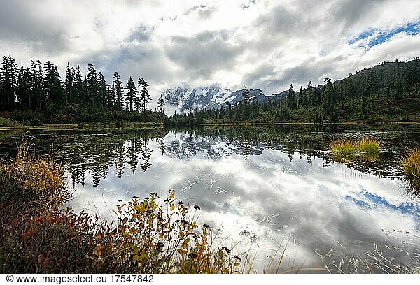 Mt. Shuksan in Wolken  Gletscher mit Schnee mit Spiegelung im Picture Lake  bewaldete Berglandschaft im Herbst  Mt. Baker-Snoqualmie National Forest  Washington  USA  Nordamerika