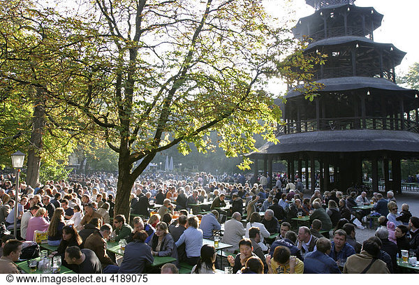 Muenchen  DEU  15.10.2005 - Menschen sitzen im Biergarten am Chinesischen Turm im Englischen Garten in Muenchen.