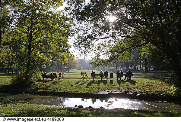 Muenchen  DEU  15.10.2005 - Sonnenhungrige geniessen die letzten waermenden Strahlen der Sonne im herbstlich verfaerbten Englischen Garten in Muenchen.