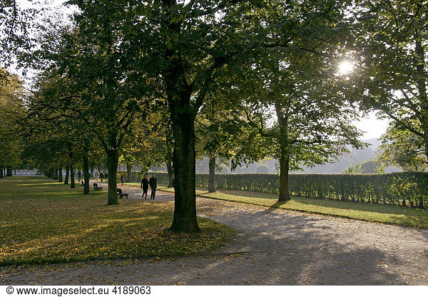 Muenchen  DEU  15.10.2005 - Spaziergaenger geniessen die letzten waermenden Strahlen der Sonne im herbstlich verfaerbten Hofgarten in Muenchen.