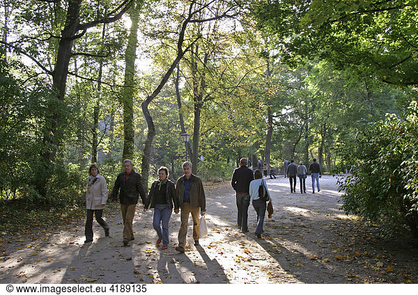 Muenchen  DEU  15.10.2005 - Spaziergaenger laufen durch den herbstlich verfaerbten Englischen Garten in Muenchen.