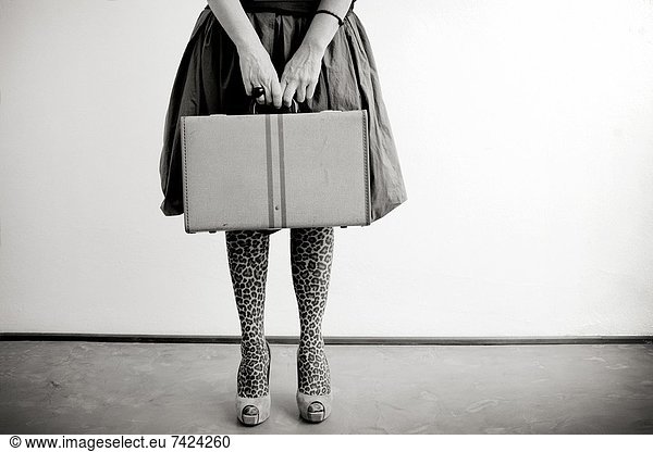 mujer con maleta esperando  waiting woman with suitcase