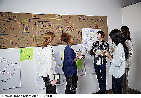 Multi-ethnische Geschäftsfrauen diskutieren über Strategie im kreativen Büro