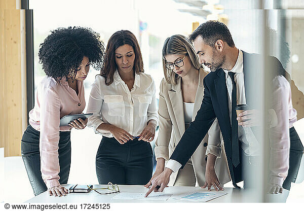 Multiethnische Fachleute  die im Büro an einer Geschäftsstrategie arbeiten