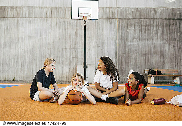 Multiethnische Freundinnen verbringen ihre Freizeit auf dem Sportplatz