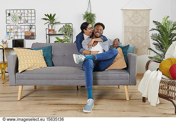 Multiethnisches Paar verbringt Zeit miteinander im Wohnzimmer