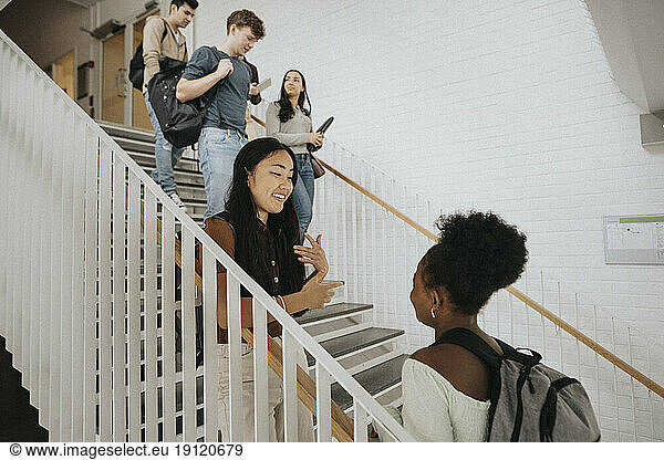 Multirassische Studenten auf den Stufen der Universität