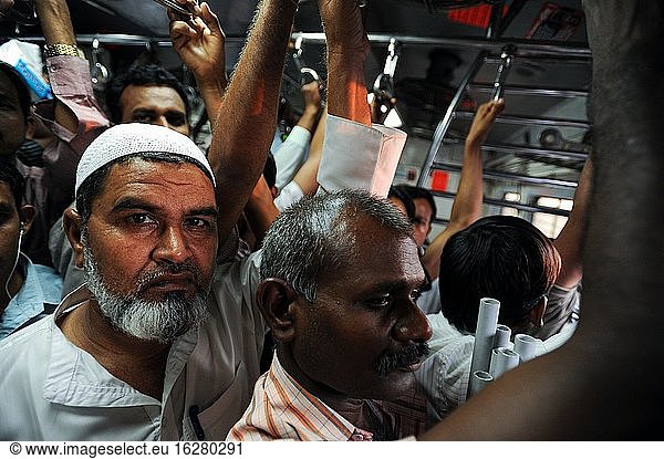 Mumbai (Bombay)  Maharashtra  Indien  Asien - Pendler in einem völlig überfüllten Nahverkehrszug zur Hauptverkehrszeit  der das Zentrum der indischen Metropole mit den Vorstädten verbindet.