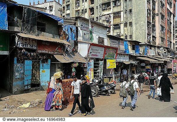 Mumbai  Maharashtra  Indien  Asien - Eine alltägliche Straßenszene mit Menschen in den Slums von Dharavi. Der Ort Dharavi liegt im Herzen der indischen Metropole Mumbai und beherbergt einen der größten Slums der Welt mit einer geschätzten Gesamtbevölkerung von 500.000 bis 1 Million Menschen.