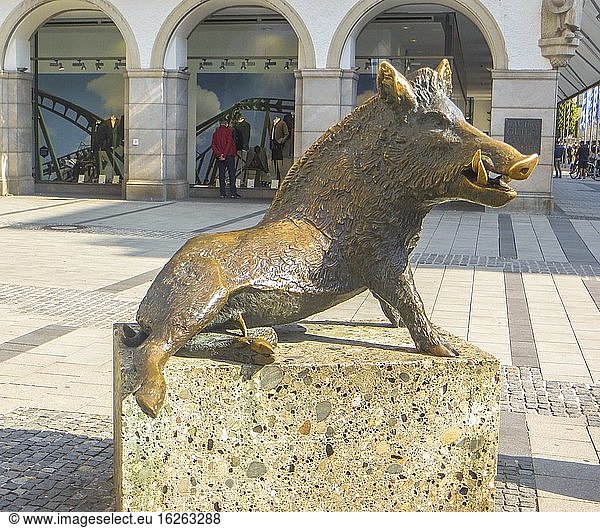 Munchen Munchen, Bavaria, Germany. The bronze statue of the sitting ...