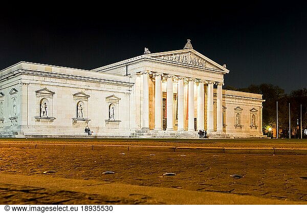 MUNICH  GERMANY - OCTOBER 26: Illuminated Glyptothek at Königsplatz in Munich  Germany on October 26  2015. During the third reich the square was used for Nazi parties. Photo taken from Königsplatz with view to the Glyptothek