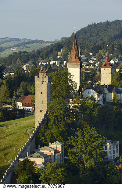 Museggmauer mit den Museggt¸rmen Männliturm  Luegisland und Wachturm  Wahrzeichen von Luzern  Schweiz  Europa