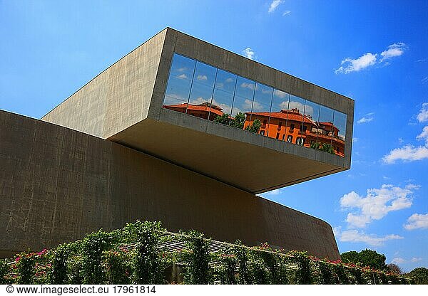 Museo nazionale delle arti del XXI secolo oder MAXXI  Nationales Museum der Künste des XXI. Jahrhunderts  national museum of 21st-century arts  Museum für zeitgenössische Kunst im Stadtteil Flaminio  Rom  Italien  Architektin Zaha Hadid  Europa