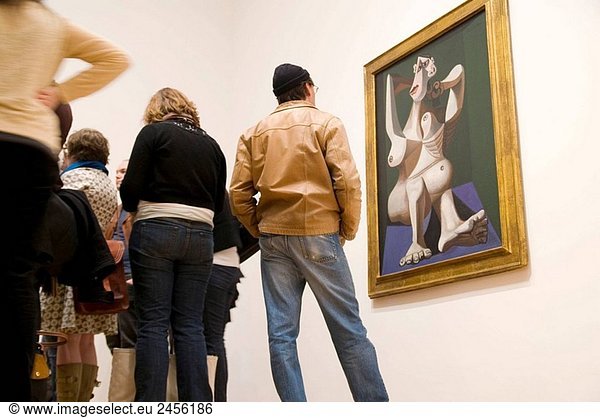 Museum of Modern Art (MoMA) - New York City - Pablo Picasso(Spanish  1881-1973) - Frau DRESSING ihr Haar - Royan Frankreich  Juni 1940. Öl auf Leinwand  51 1/4 x 38 1/4´ (130 1 x 97 1 cm).