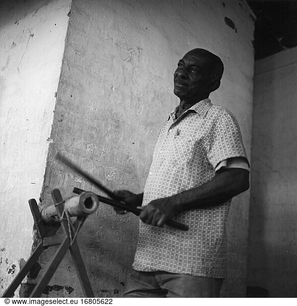 Music / Instruments:
Percussion instruments.
– Musician playing a percussion instrument in the practice hall of the ballet school in Havanna (Cuba).
Photo  1975.
From the series: École Nationale de Ballet .