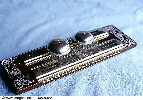 music  instruments  wind instruments  tremolo harmonica  Hohner 'Victoria'  Germany