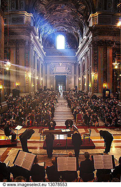 Musiker  die während der Veranstaltung in der Kirche auftreten