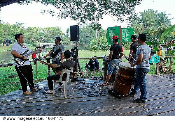 Musiker spielen im Park  Borneo Regenwald Musikfestival  Kulturdorf Sarawak  Kuching  Sarawak  Malaysia