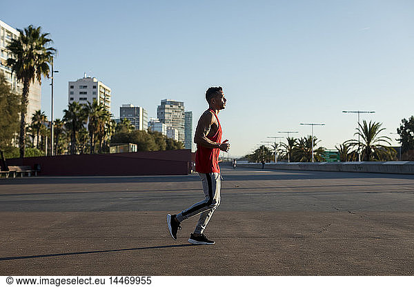 Muskulöser Mann joggt in der Stadt