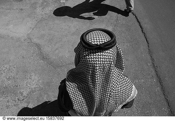 Muslime tragen Keffiyeh in den Straßen von Kerak  Jordanien