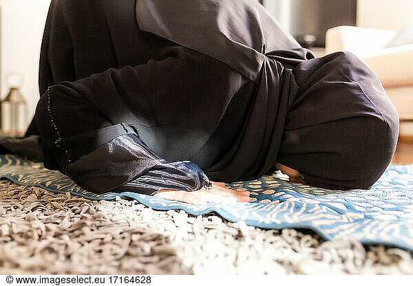 Muslimische Frau beim Gebet  in Sujud-Position