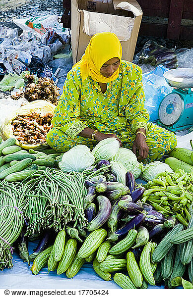 Muslimische Frau  die Gemüse verkauft