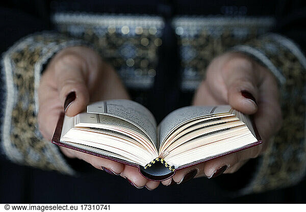 Muslimische Frau liest den Koran  Vereinigte Arabische Emirate  Naher Osten