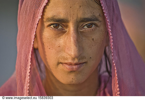 Muslimische Frau mit dünnem Schnurrbart