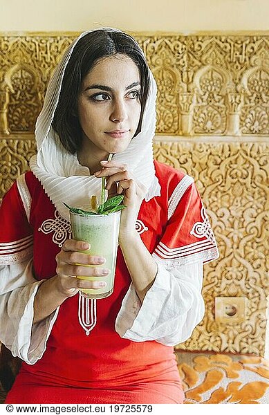 Muslimische Frau mit leckerem Getränk