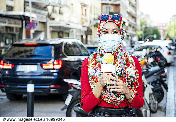Muslimische Journalistin berichtet während der Pandemie in der Stadt