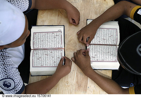 Muslimische Kinder lernen Koran in einer islamischen Schule  Ho-Chi-Minh-Stadt  Vietnam  Indochina  Südostasien  Asien