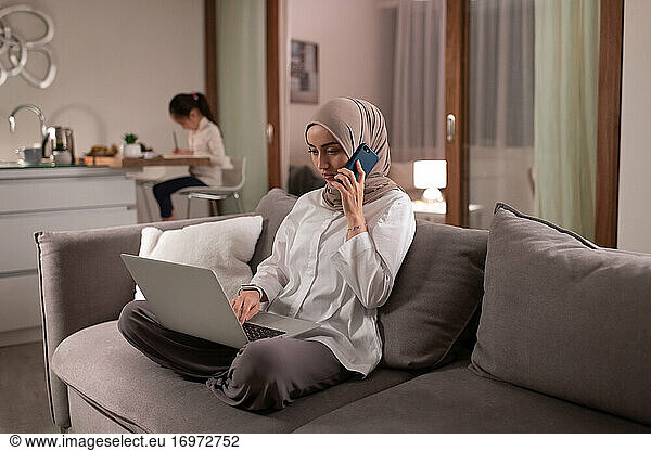Muslimische Mutter arbeitet zu Hause