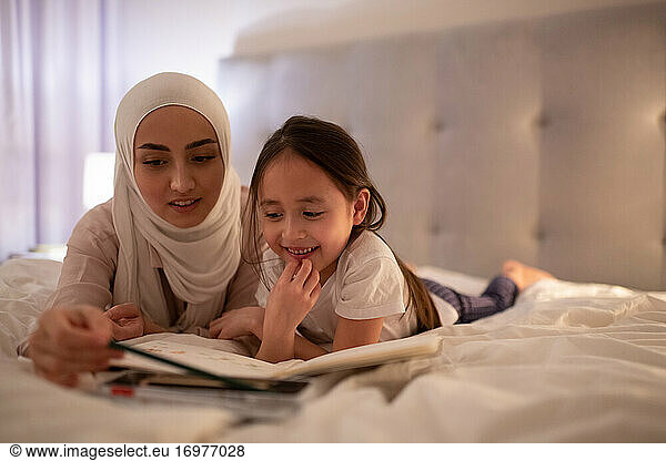Muslimische Mutter hat virtuelles Treffen zu Hause